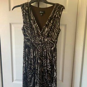 Knee length Izbeyer dress HAS POCKETS****